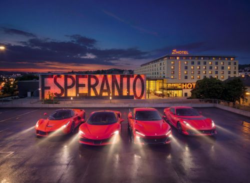 Vier rote Ferrari bei Abenddämmerung auf dem Parkdeck vor dem Hotel Esperanto in Fulda